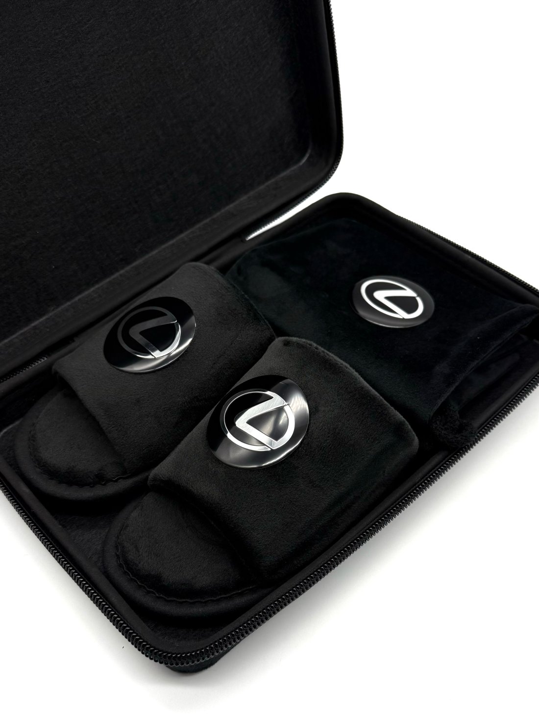 Подарунковий бокс з відкритими капчиками та мішечком з оригінальним авто-значком Lexus