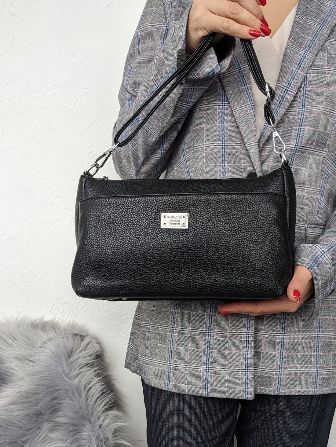 Універсальна чорна сумка з великою зовнішньою кишенею INNOE 350010-1 Чорний