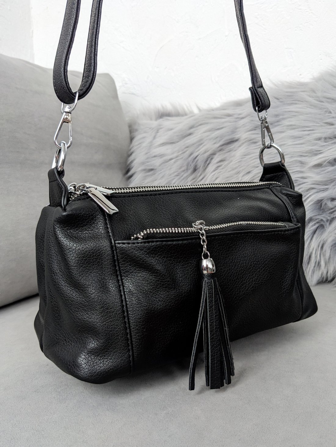 Стильна чорна сумка з м’якої екошкіри з китицею через плече INNOE 350010-4 Чорний - Innoe