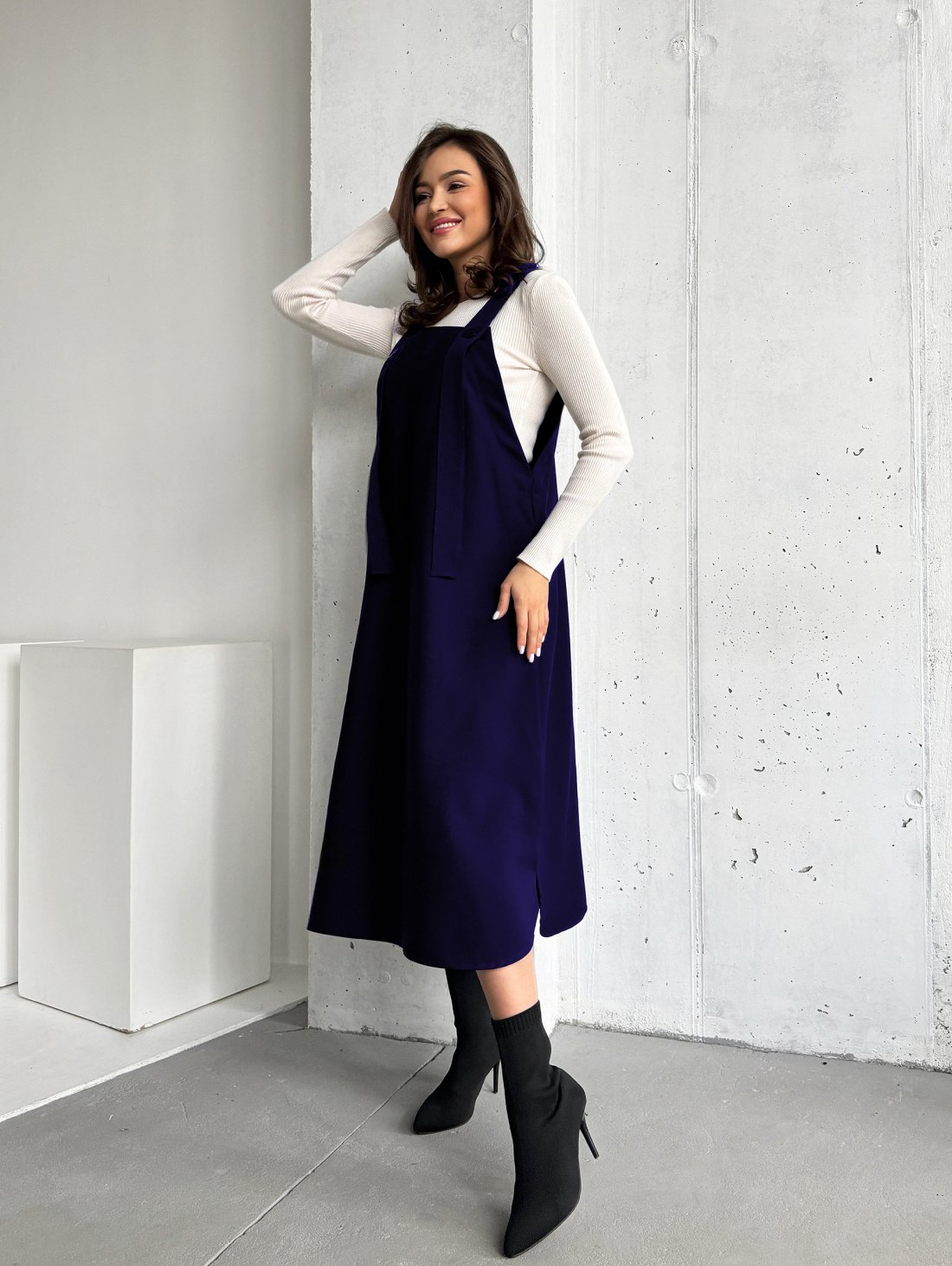 Жіночий однотонний сарафан міді — універсальний базовий образ INNOE 270571-1 Темно-синій