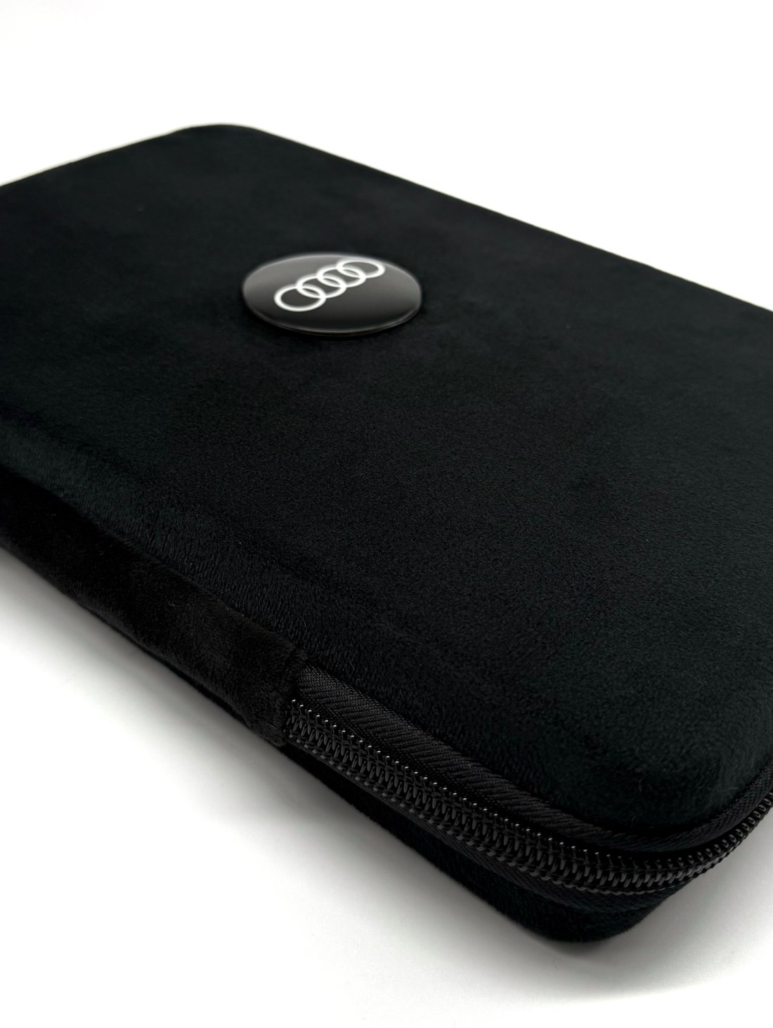 Подарунковий бокс з відкритими капчиками та мішечком з оригінальним авто-значком Audi