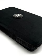 Подарунковий бокс з відкритими капчиками та мішечком з оригінальним авто-значком Audi