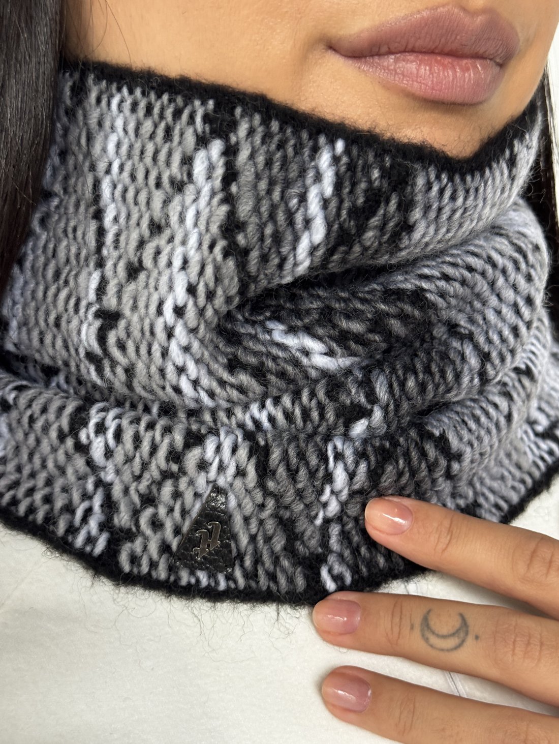 Жіночий комплект шапка і баф із об'ємною в'язкою INNOE 950076-1 Світло-сірий