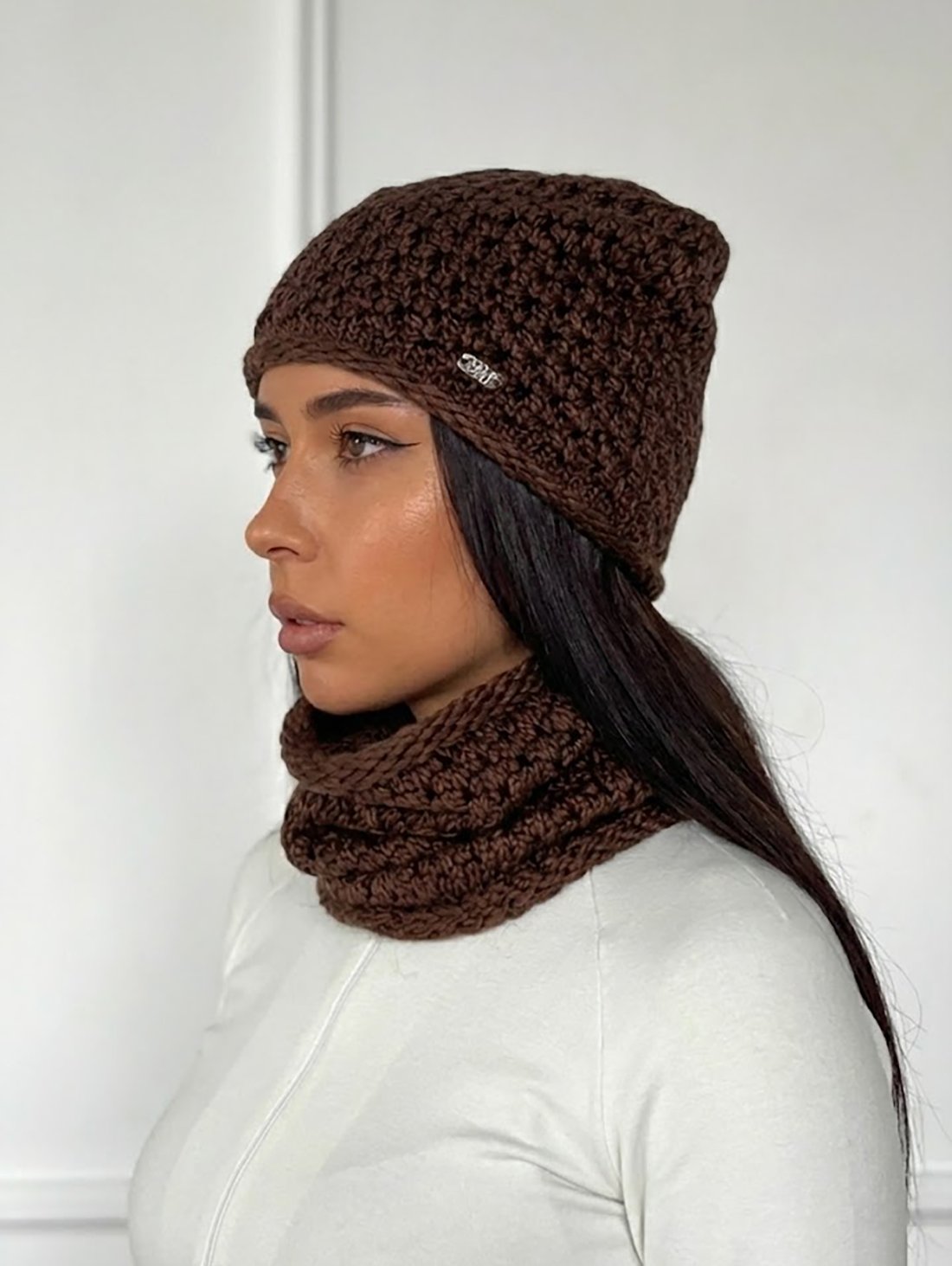 Зимова гармонія комфорту: в'язана Шапка з об’ємним баффом INNOE 950065-1 Шоколадний