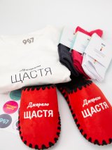 Комплект «Стан Щастя та впевненості» - футболка та червоні капці з принтом «Джерело щастя» та 3 пари шкарпеток
