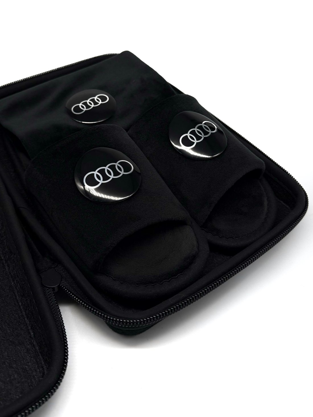 Подарунковий бокс з відкритими капчиками та мішечком з оригінальним авто-значком Audi