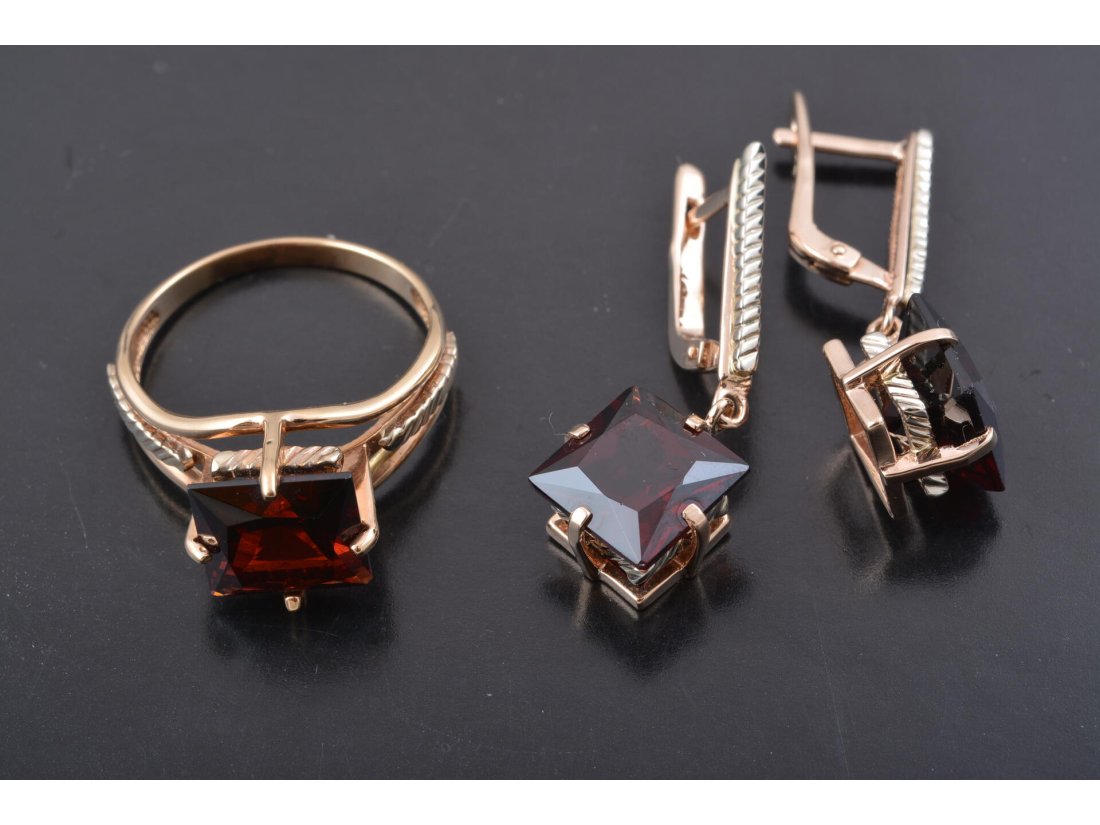 Гарнітур із квадратним каменем