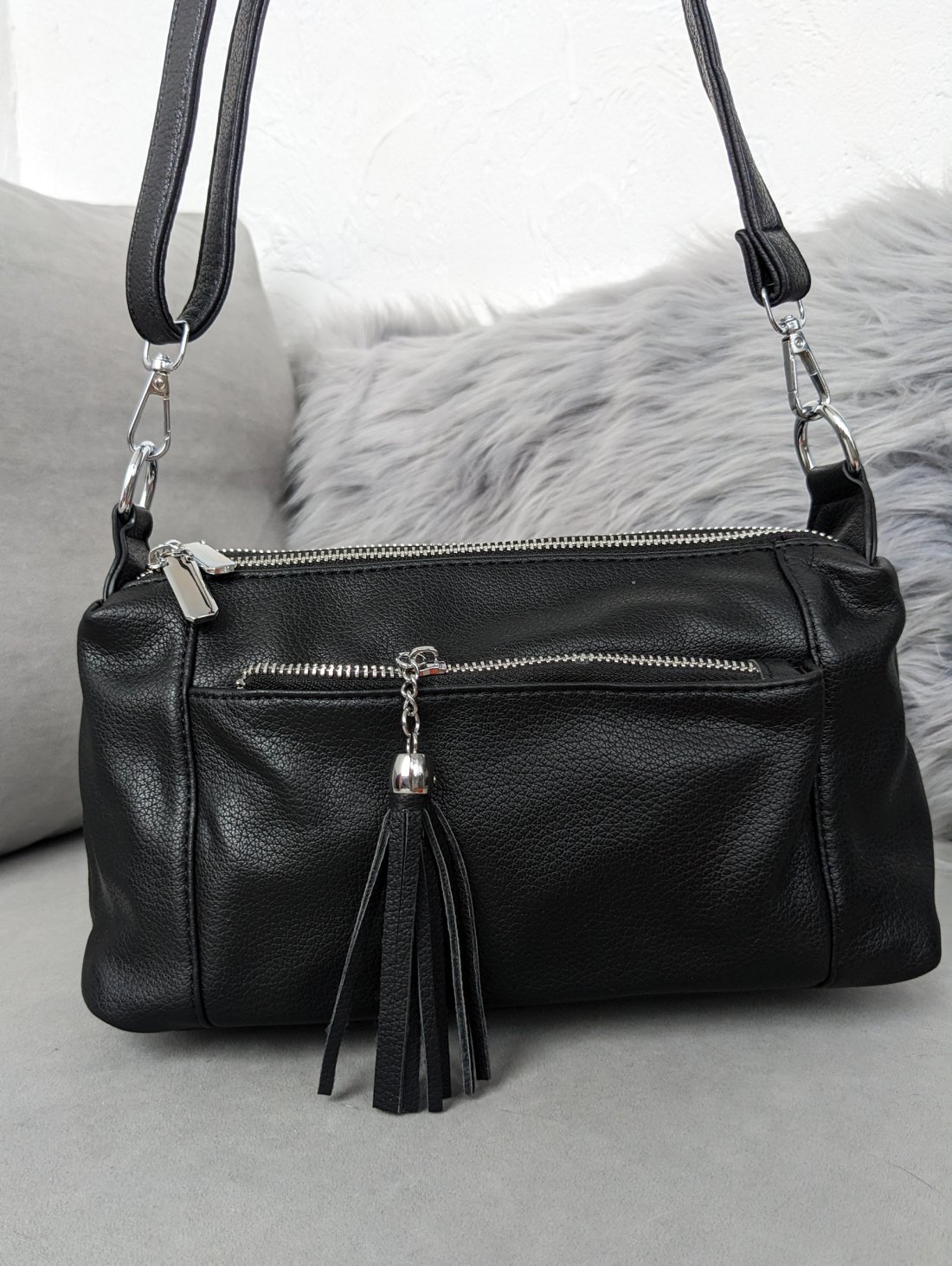 Стильна чорна сумка з м’якої екошкіри з китицею через плече INNOE 350010-4 Чорний