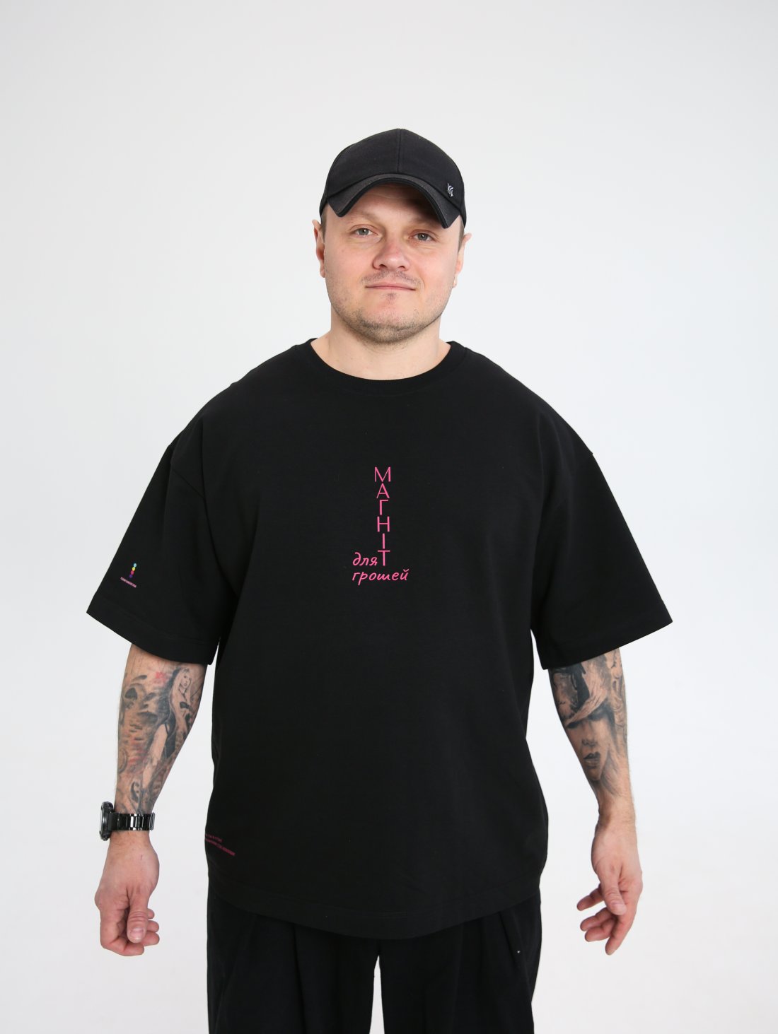 Футболка стану багатства з принтом Магніт для грошей, черного кольору копия