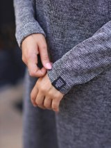 Трикотажна довга сукня сірого кольору 270567-1