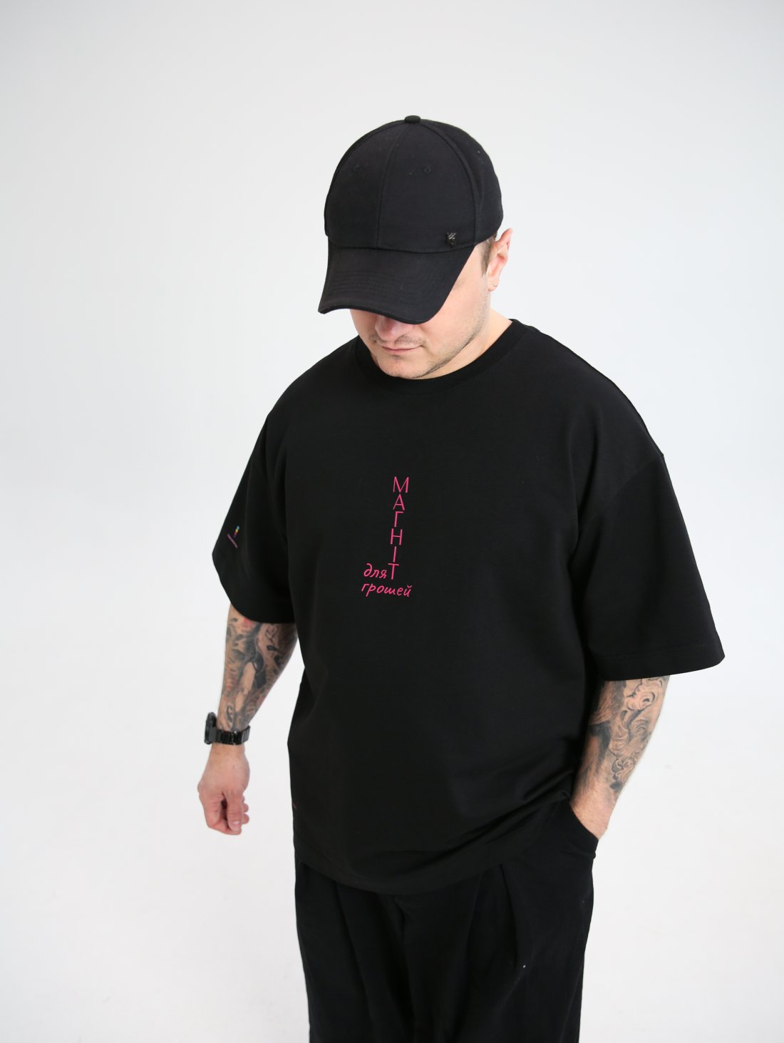 Футболка стану багатства з принтом Магніт для грошей, черного кольору копия