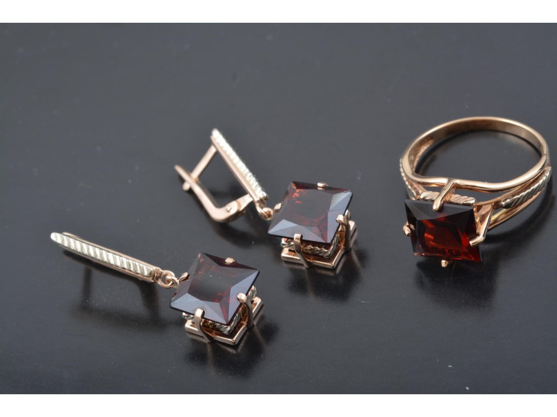 Гарнітур із квадратним каменем