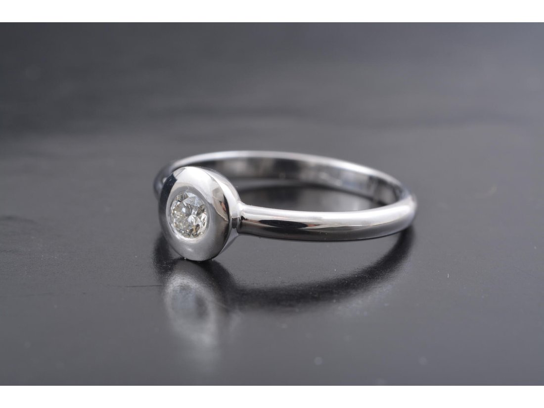 Каблучка з діамантом