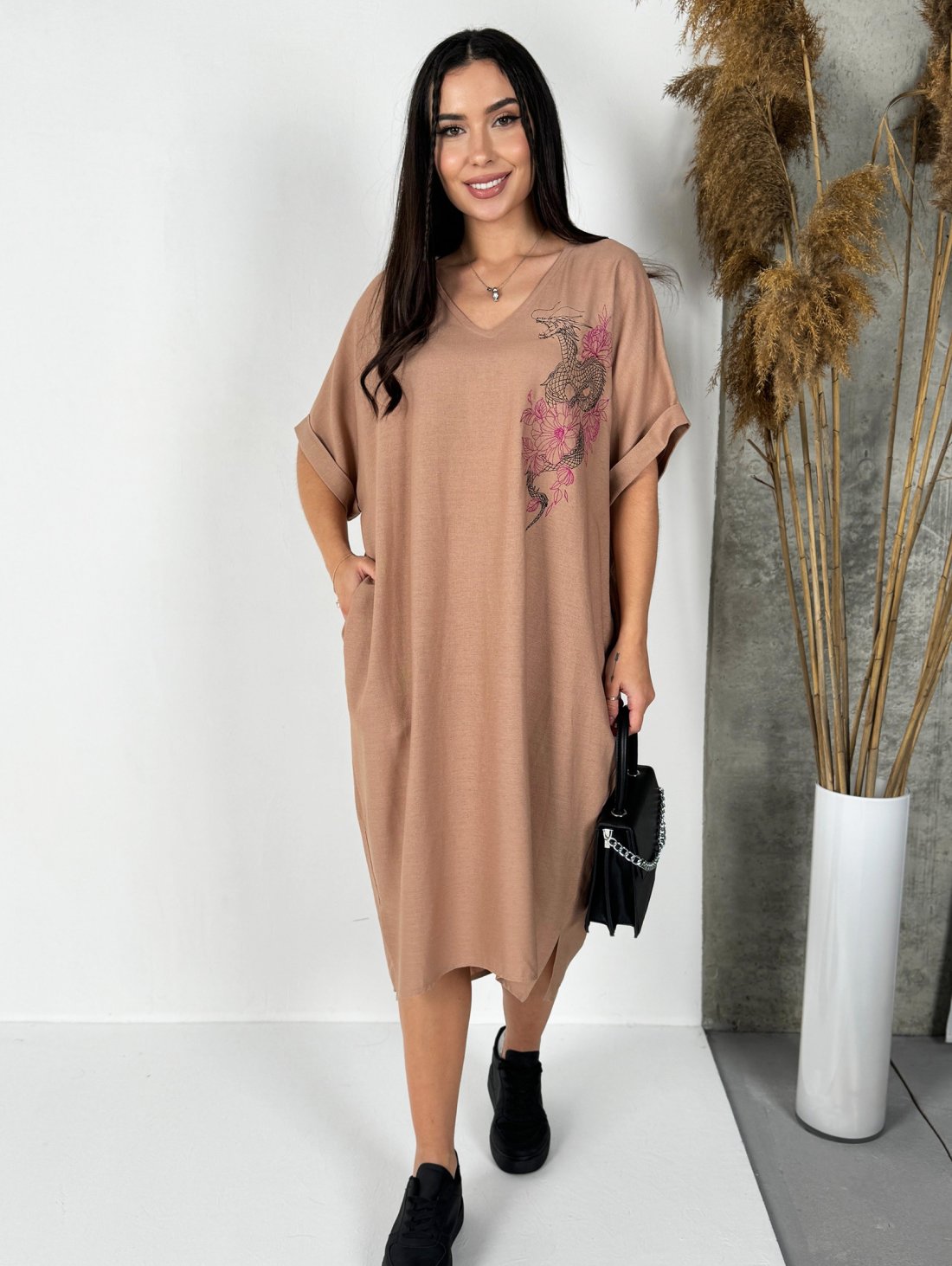 Неймовірна сукня оверсайз довжини міді з дизайнерською вишивкою 270341-4