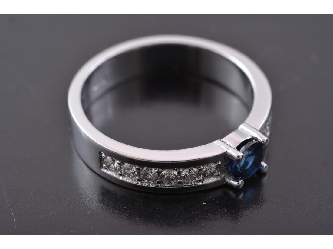 Каблучка з діамантами та сапфіром