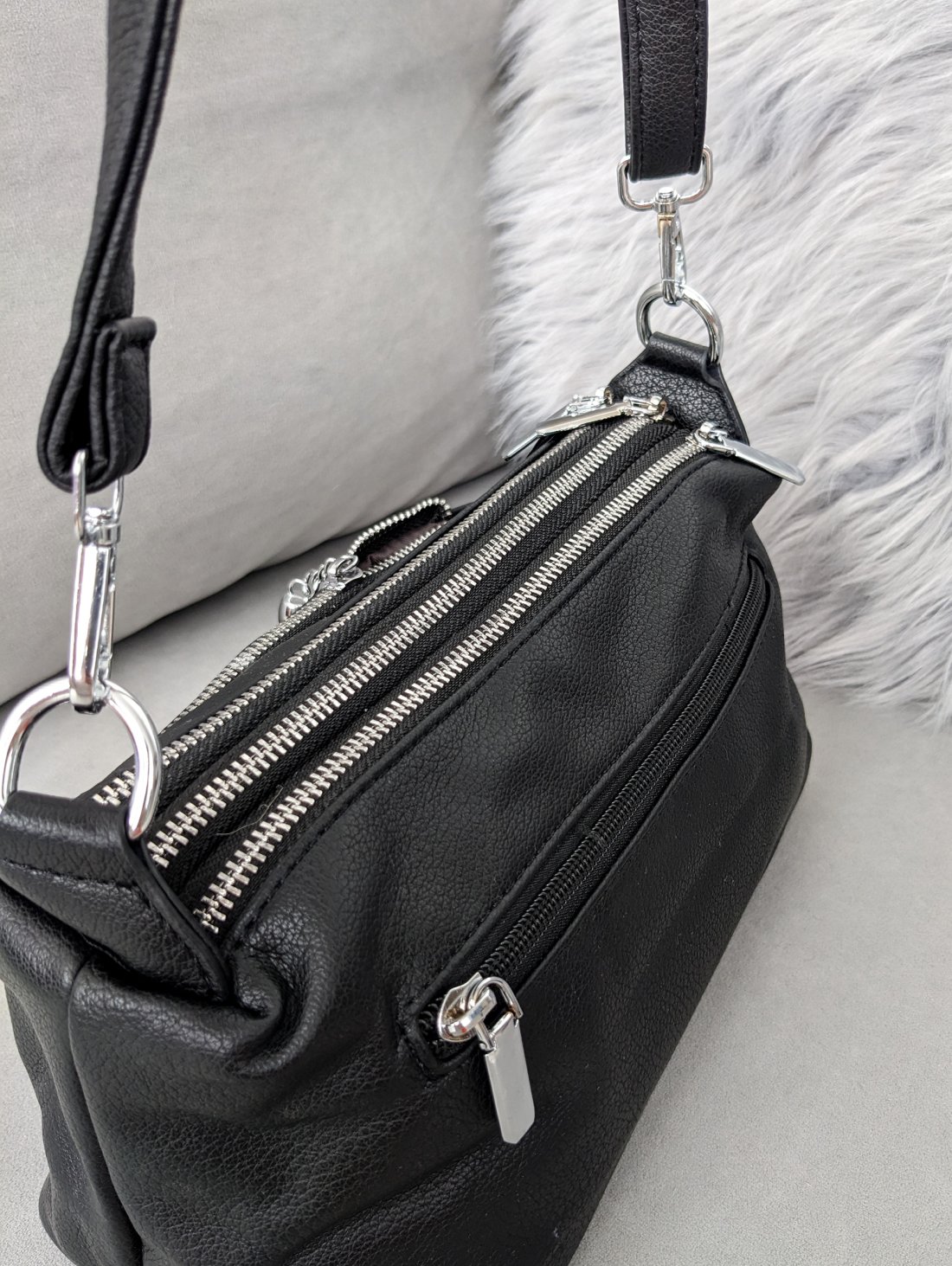 Стильна чорна сумка з м’якої екошкіри з китицею через плече INNOE 350010-4 Чорний