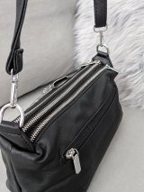 Стильна чорна сумка з м’якої екошкіри з китицею через плече INNOE 350010-4 Чорний