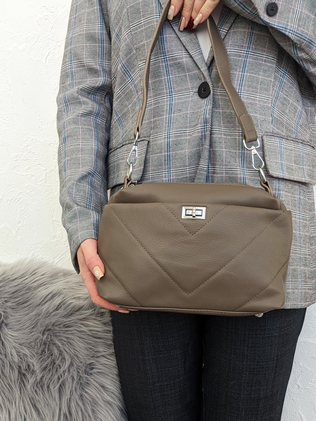 Елегантна жіноча сумка з лаконічним дизайном INNOE 350010-3 Бежевий