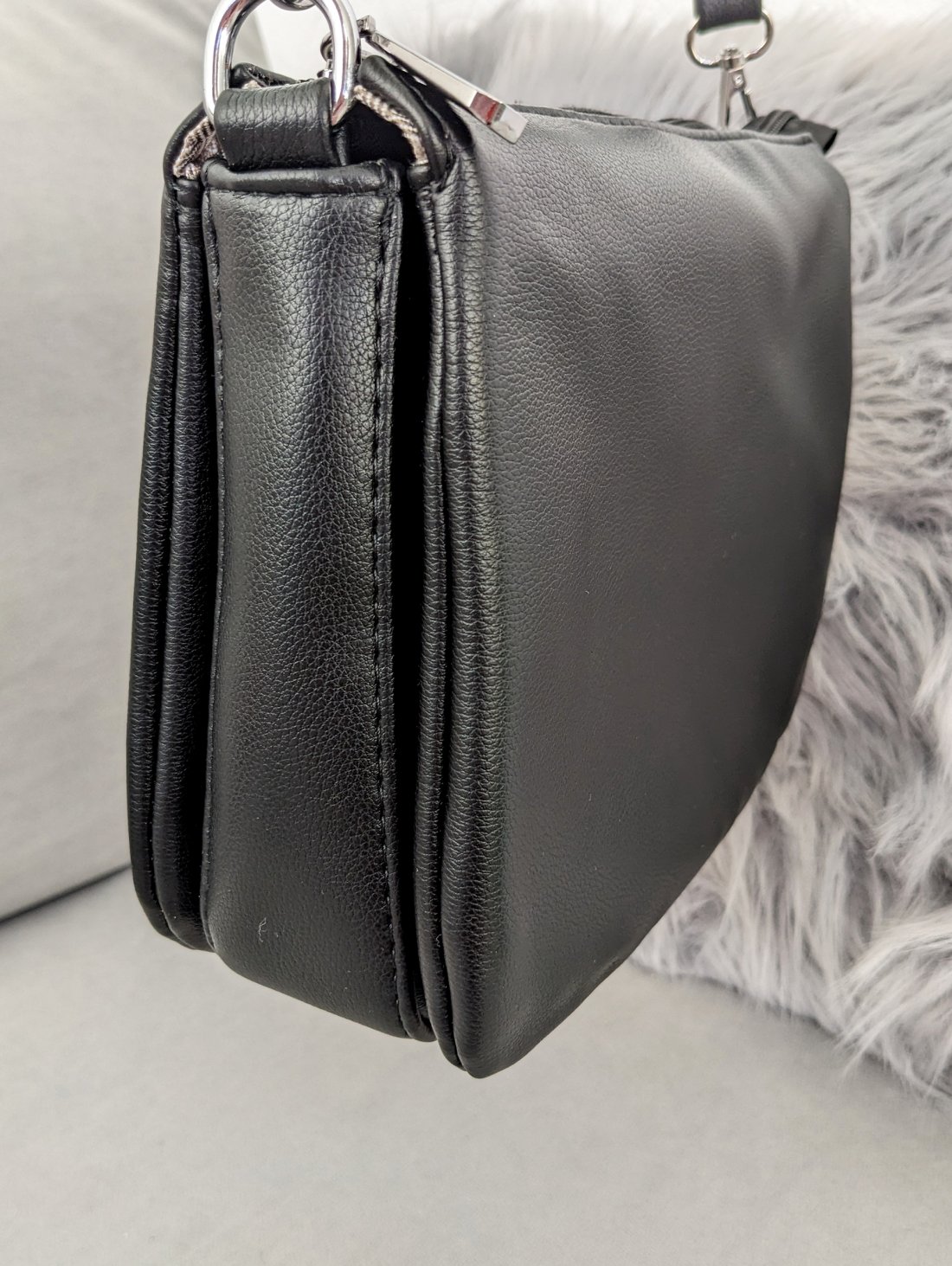 Стильна зручна сумка з екошкіри INNOE 350011-2 Чорний