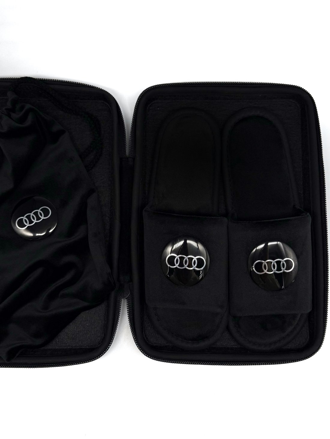 Подарунковий бокс з відкритими капчиками та мішечком з оригінальним авто-значком Audi