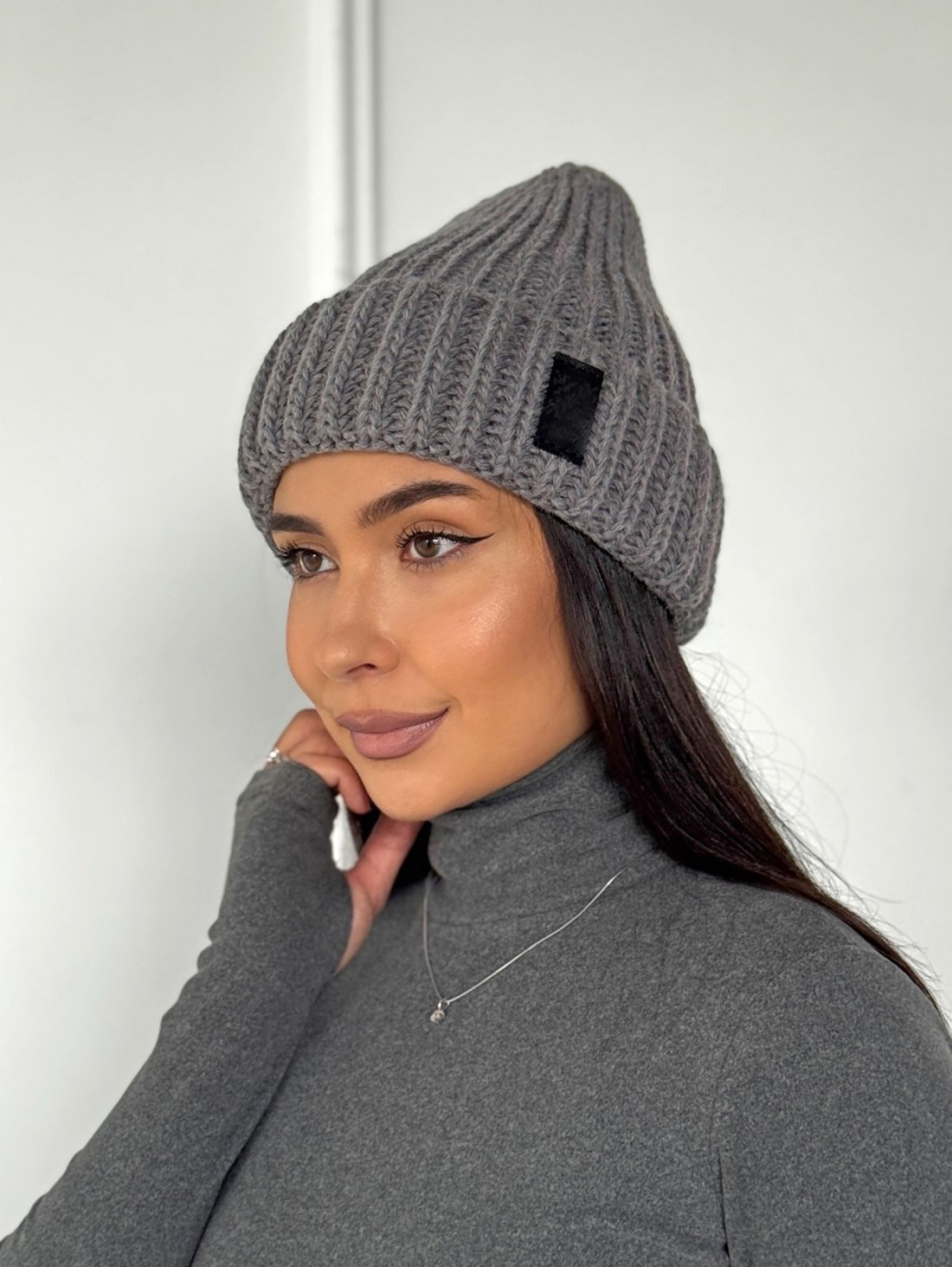 Стильна в’язана шапка з фактурною в’язкою INNOE 950234-1 Сірий - Купити