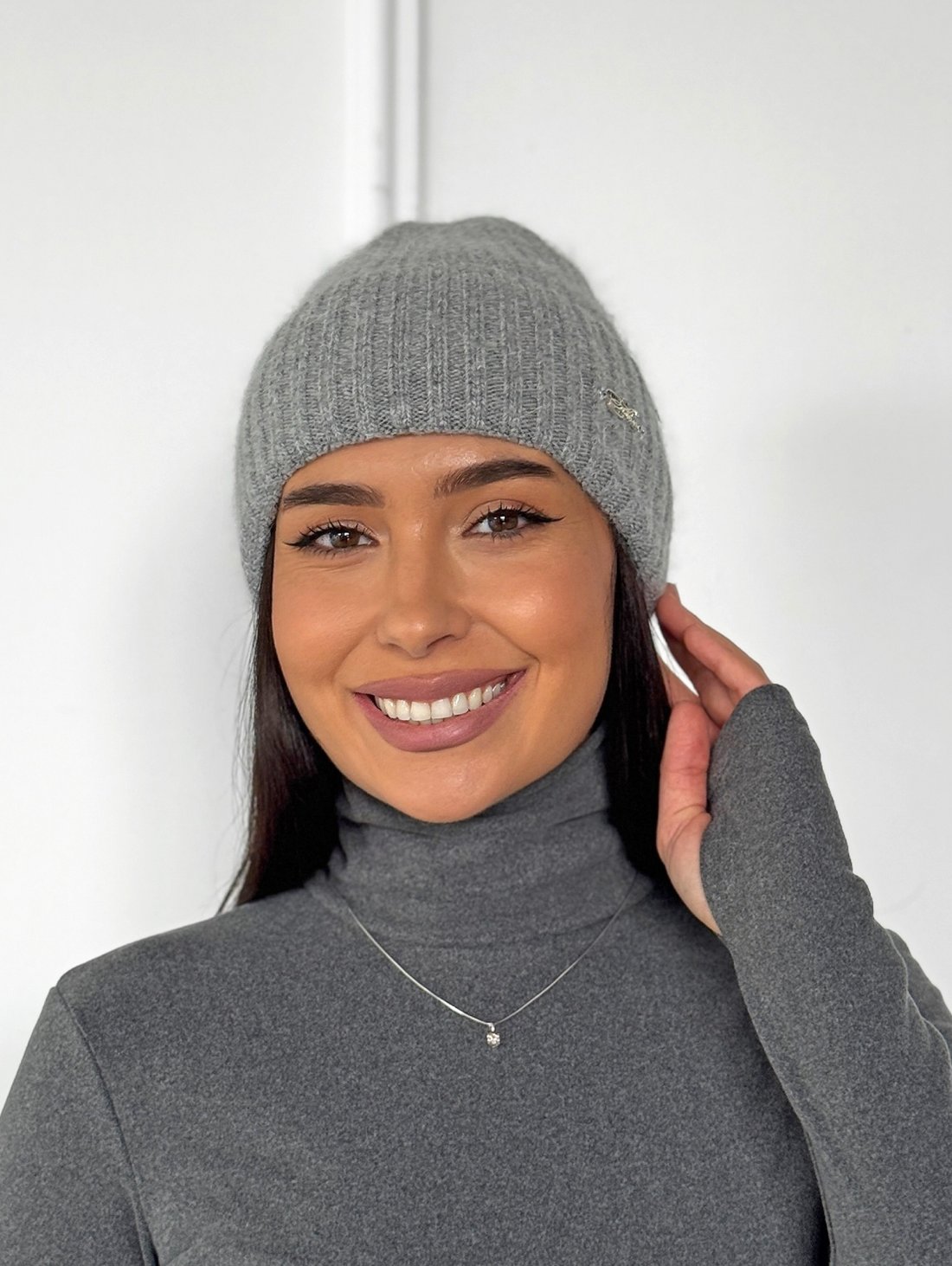 Стильна жіноча шапка рельєфної в'язки INNOE 950868-1 Сірий