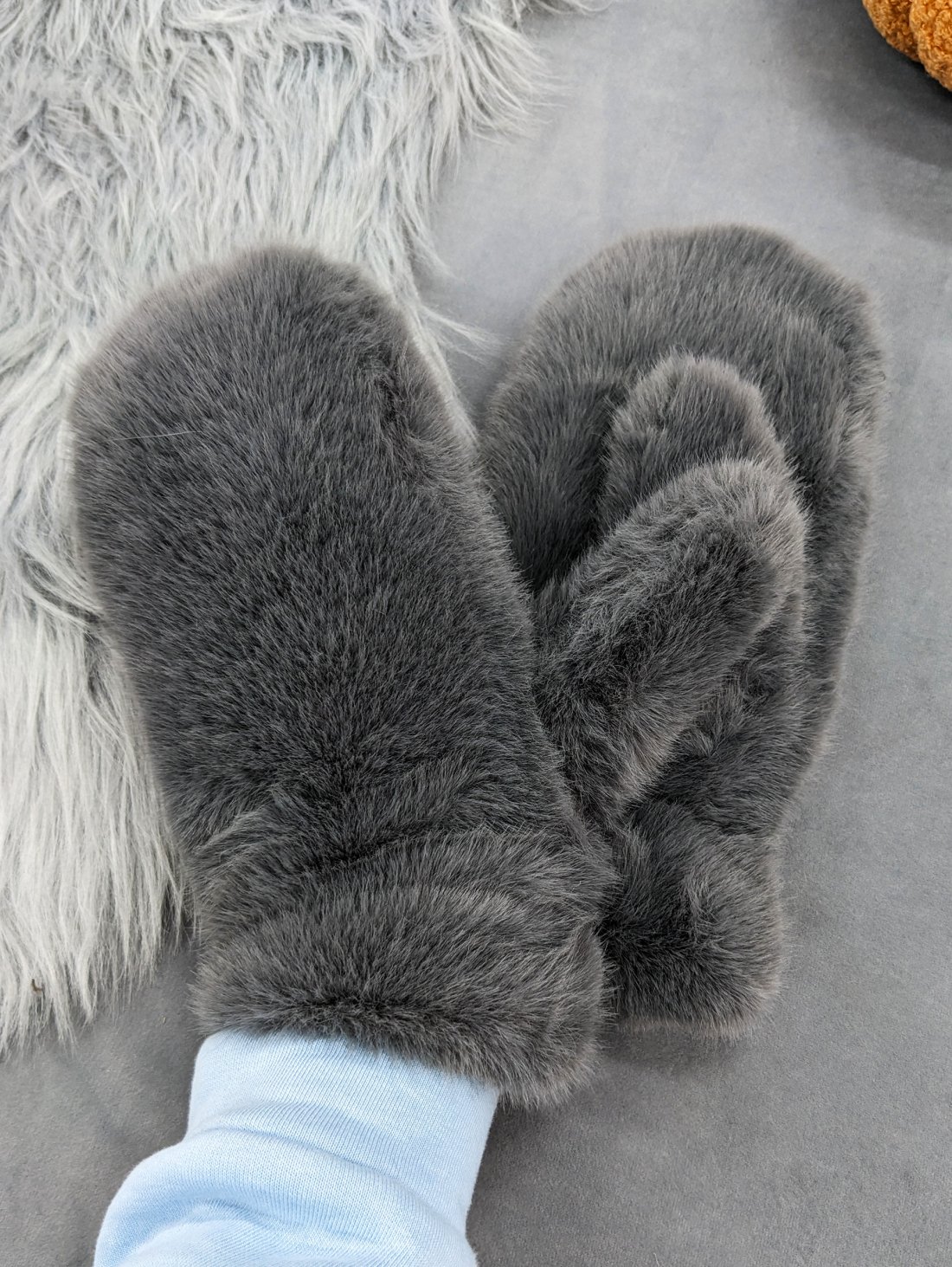 Затишні рукавички з хутра «Зимовий комфорт» INNOE 85005-2 Темно-сірий