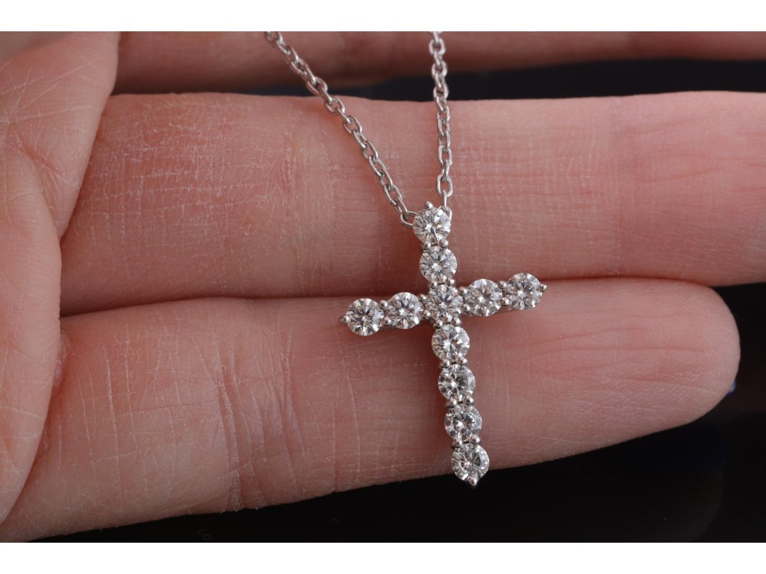 Кольє з хрестиком із діамантами у стилі Tiffany & Co