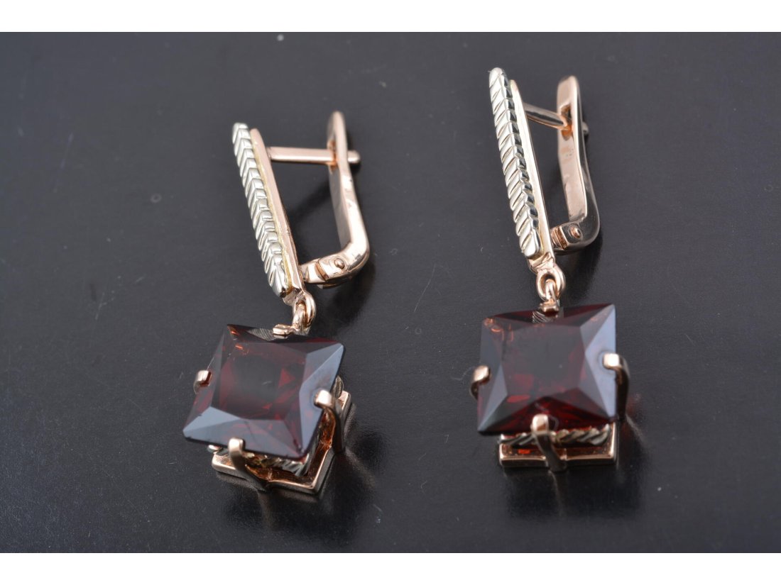 Сережки з квадратним каменем гранат - Купити