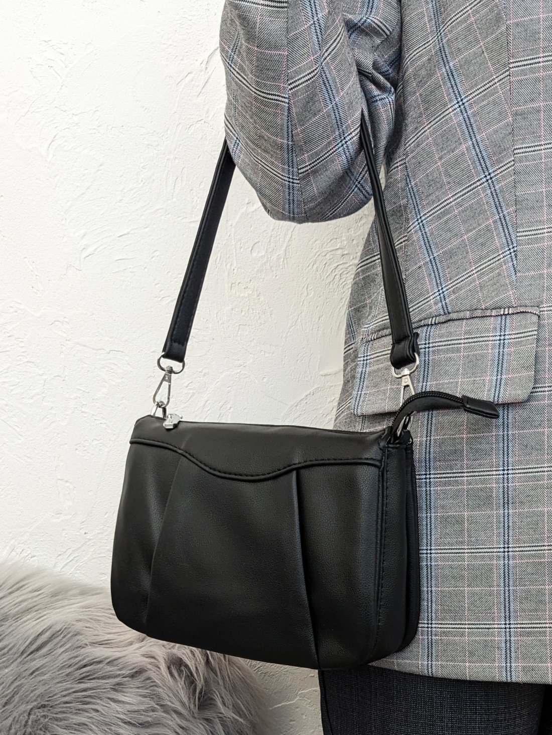 Стильна жіноча сумка з екошкіри лаконічного дизайну INNOE 350011-1 Чорний