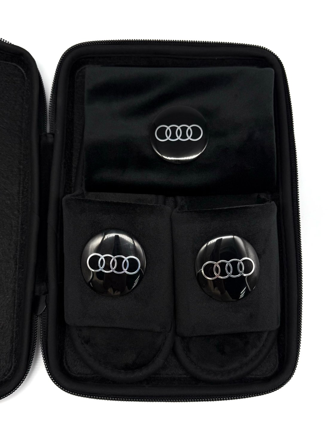 Подарунковий бокс з відкритими капчиками та мішечком з оригінальним авто-значком Audi