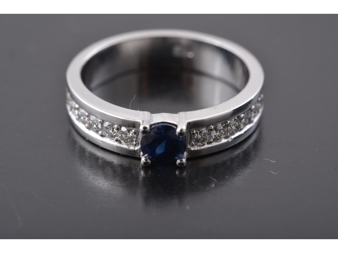 Каблучка з діамантами та сапфіром