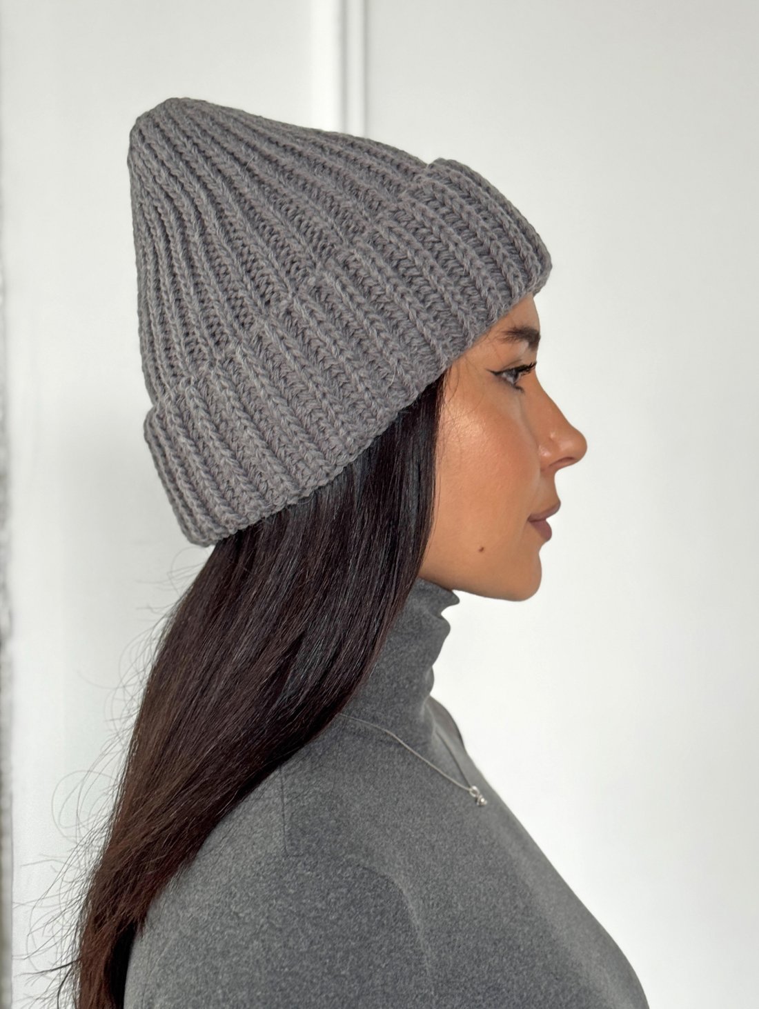 Стильна в’язана шапка з фактурною в’язкою INNOE 950234-1 Сірий