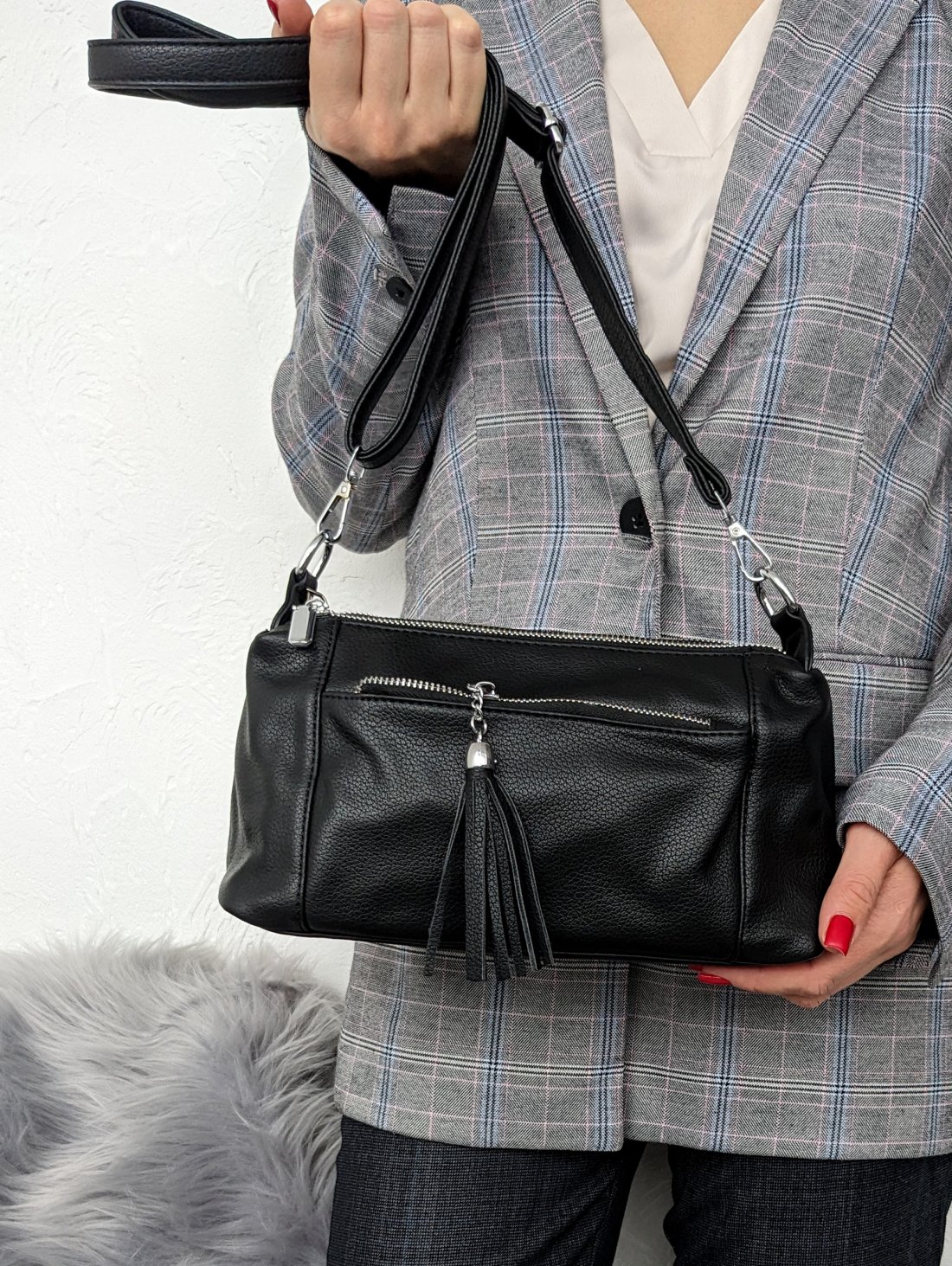 Стильна чорна сумка з м’якої екошкіри з китицею через плече INNOE 350010-4 Чорний - Купити