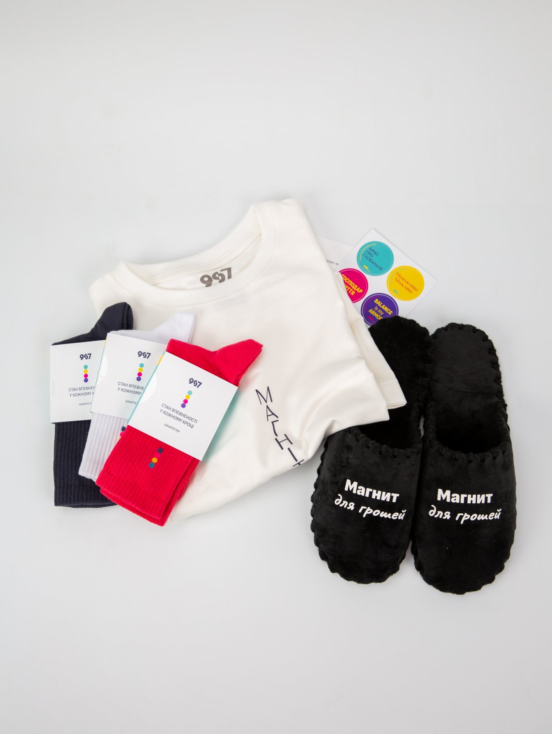 Комплект «Стан Багатства та впевненості» - футболка та чорні капці з принтом «Магніт для грошей» та 3 пари шкарпеток