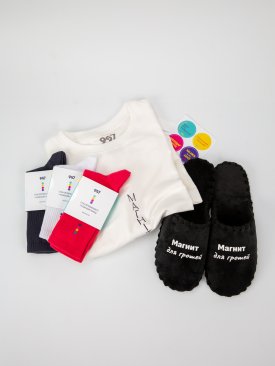 Комплект «Стан Багатства та впевненості» - футболка та чорні капці з принтом «Магніт для грошей» та 3 пари шкарпеток - Купити