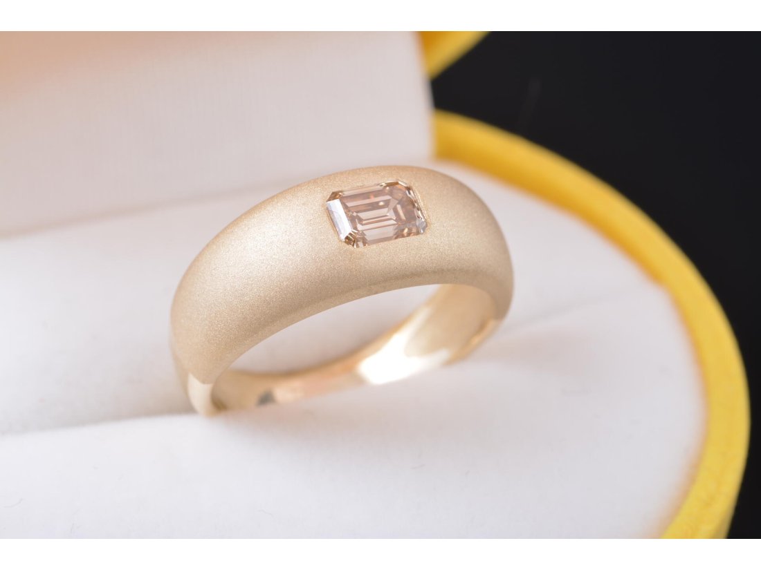 Каблучка із жовтим діамантом