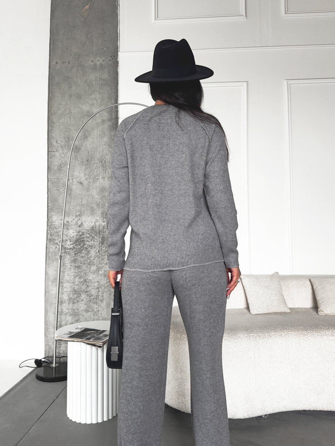 В’язаний костюм з дизайнерськими деталями INNOE 210370-1 Сірий