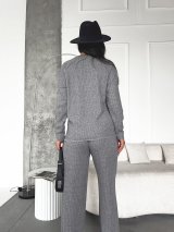 В’язаний костюм з дизайнерськими деталями INNOE 210370-1 Сірий