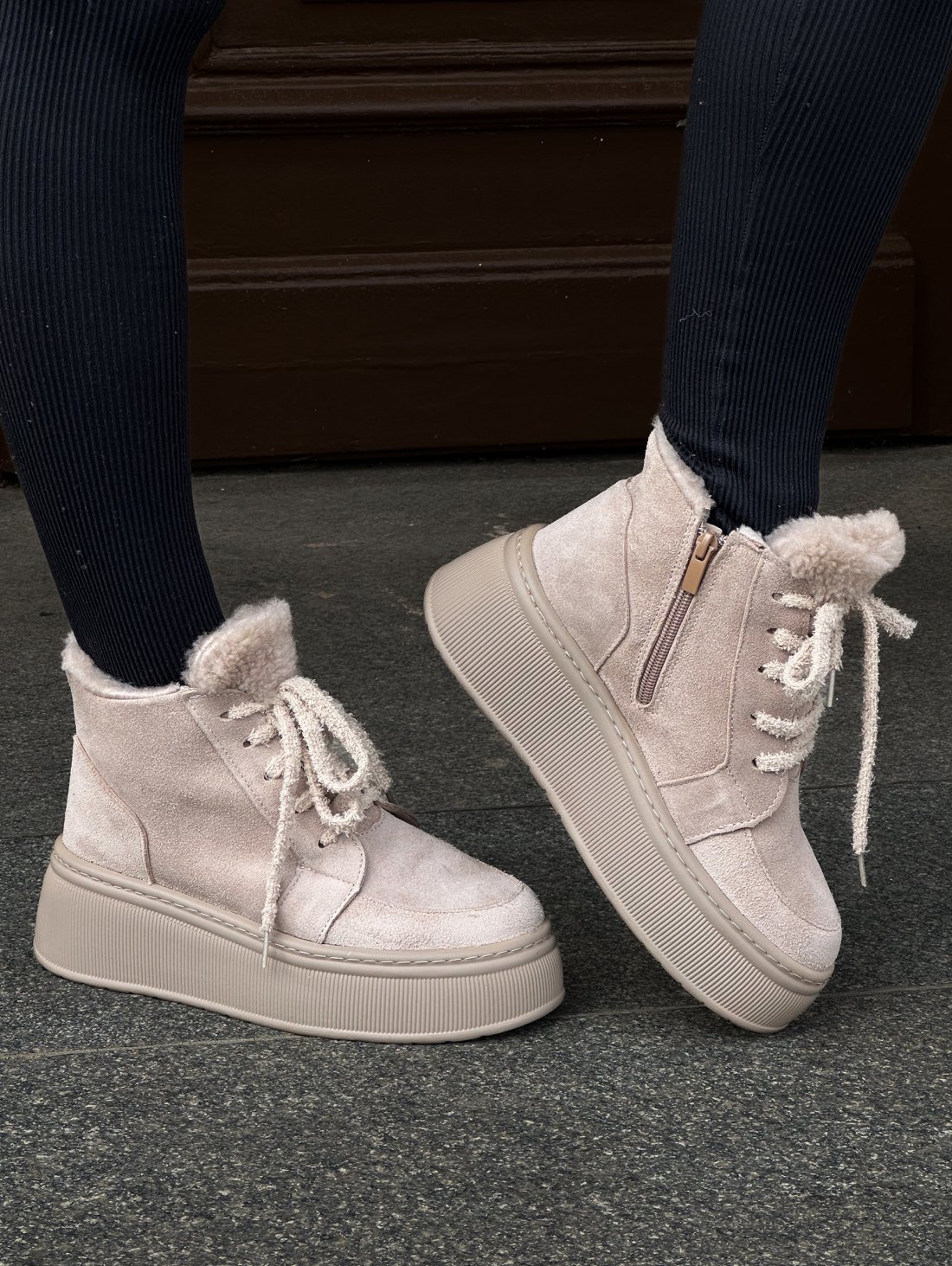 Теплі зимові черевики із замші з махровими шнурками INNOE 777562-1 Бежевий