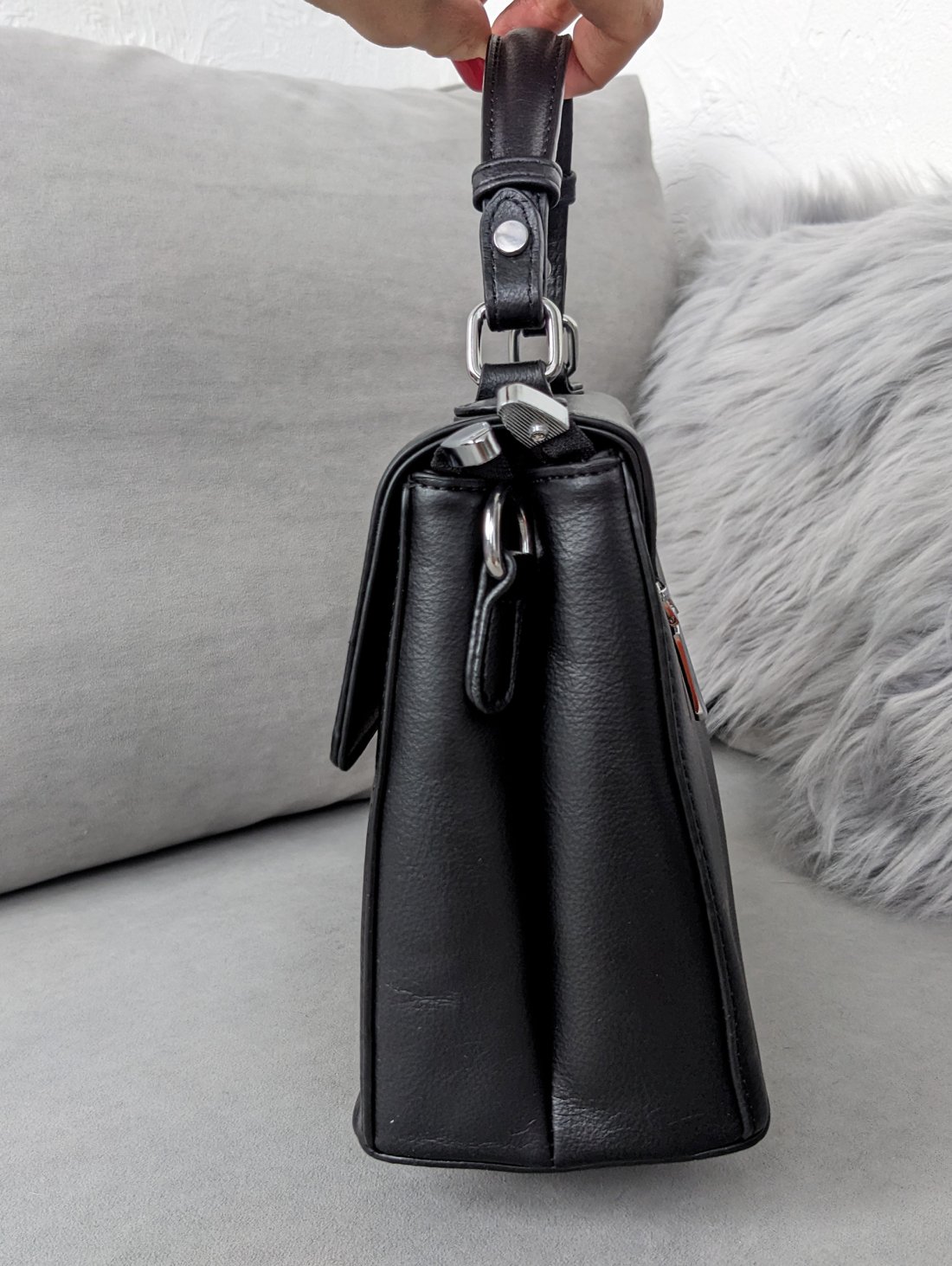 Елегантна чорна сумка з екошкіри з функціональним дизайном INNOE 350010-2 Чорний