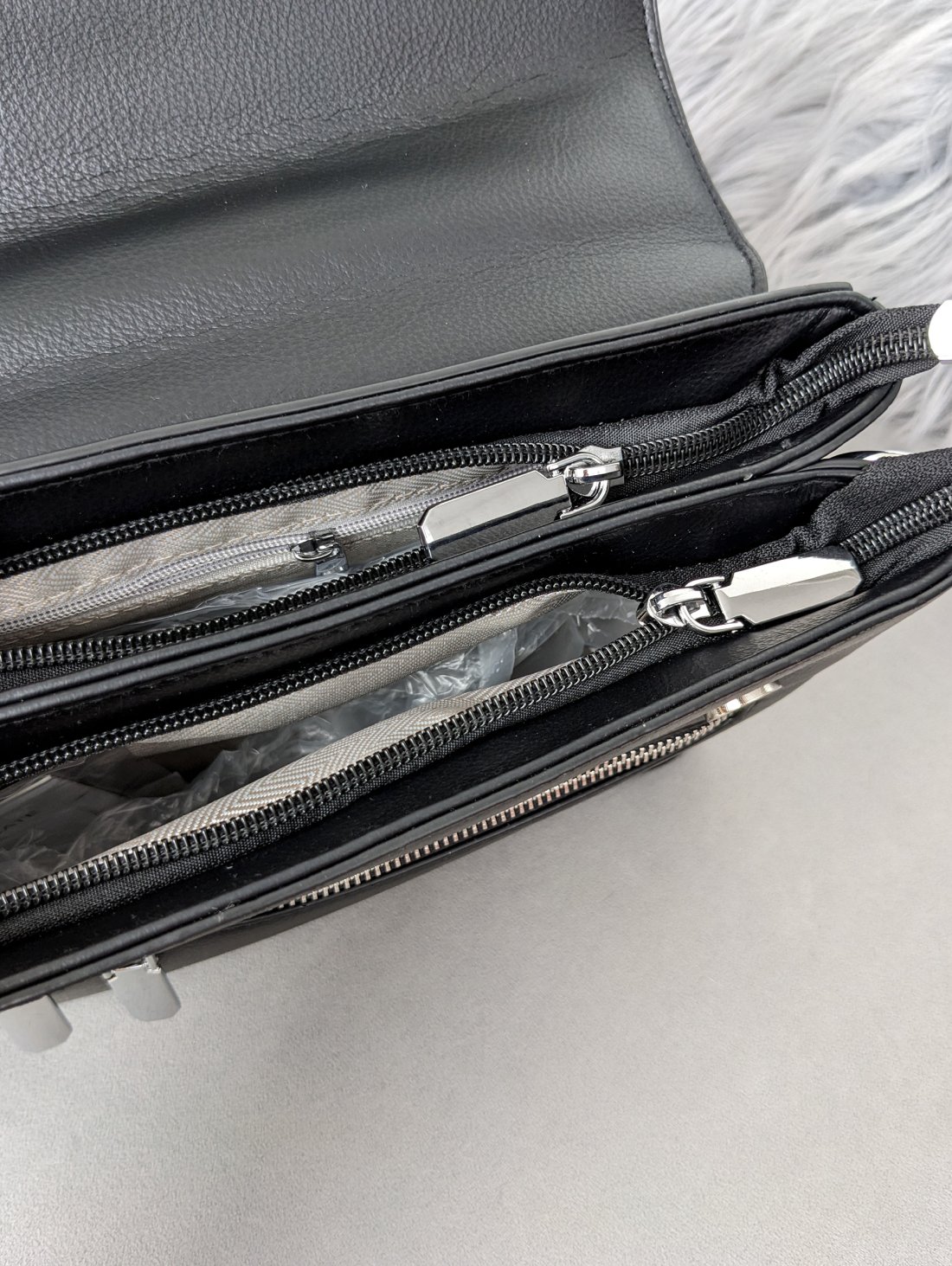 Елегантна чорна сумка з екошкіри з функціональним дизайном INNOE 350010-2 Чорний