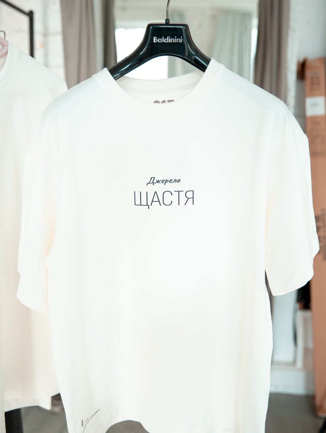 Комплект «Стан Щастя та впевненості» - футболка та червоні капці з принтом «Джерело щастя» та 3 пари шкарпеток