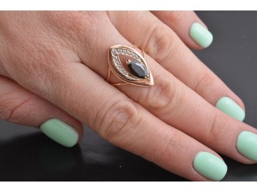 Жіноча каблучка із чорним каменем - Купити