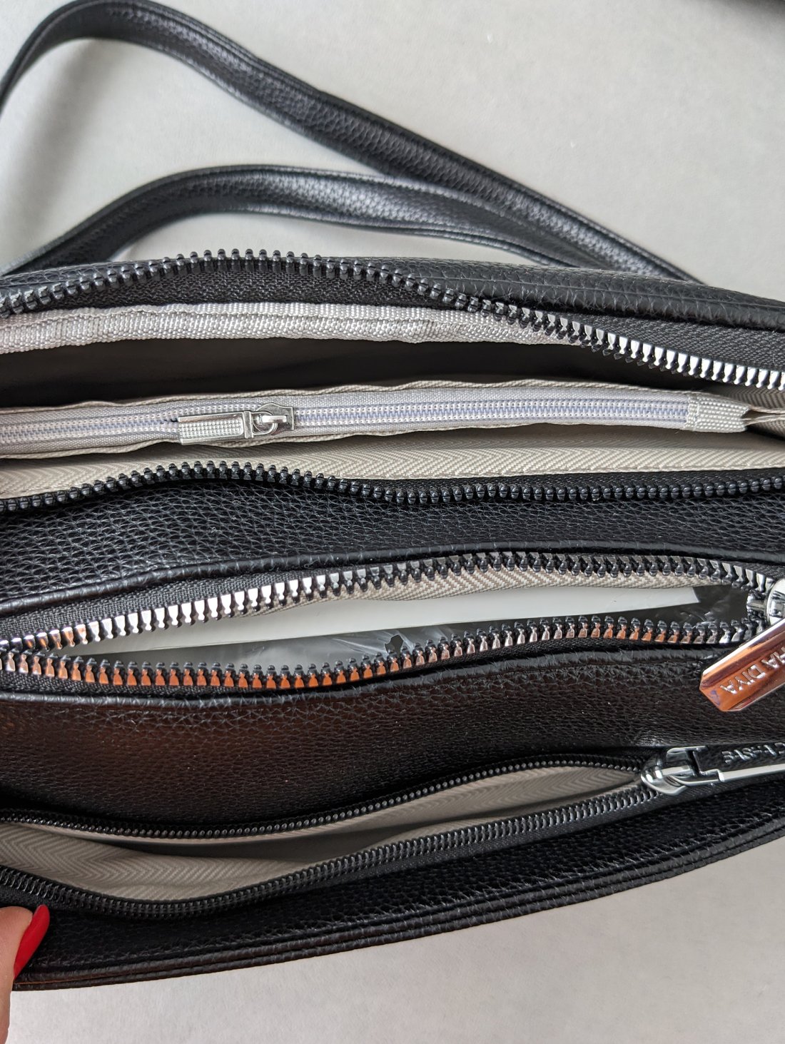 Універсальна чорна сумка з великою зовнішньою кишенею INNOE 350010-1 Чорний