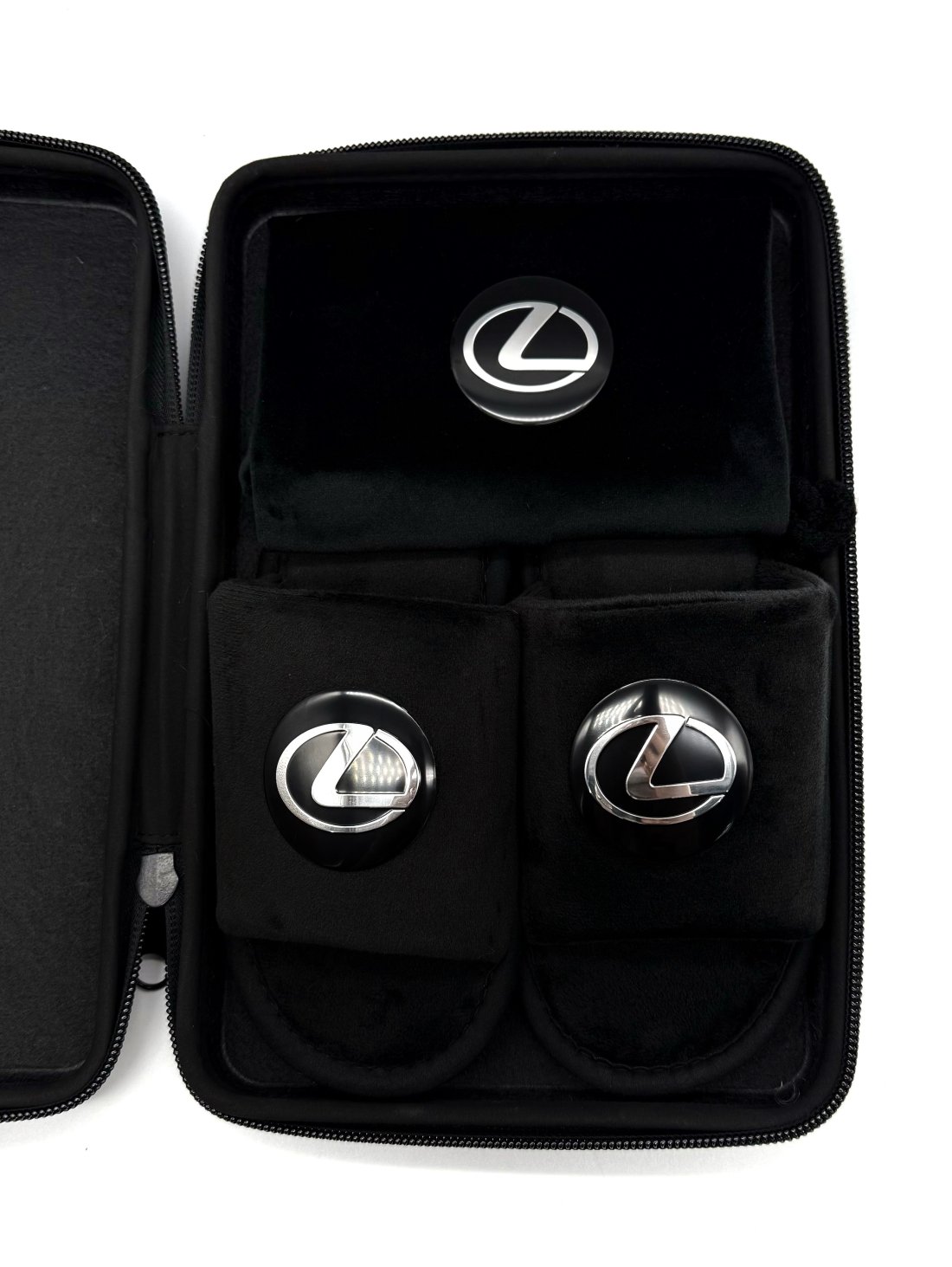 Подарунковий бокс з відкритими капчиками та мішечком з оригінальним авто-значком Lexus
