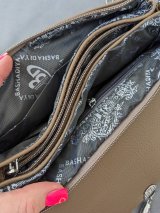 Стильна жіноча сумка з екошкіри з декоративною застібкою та підвіскою INNOE 352906-1 Коричневий