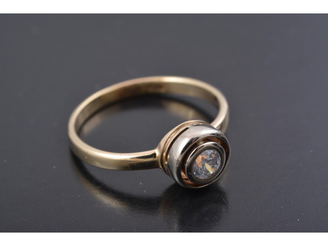 Каблучка із камінням у старовинній класичній оправі