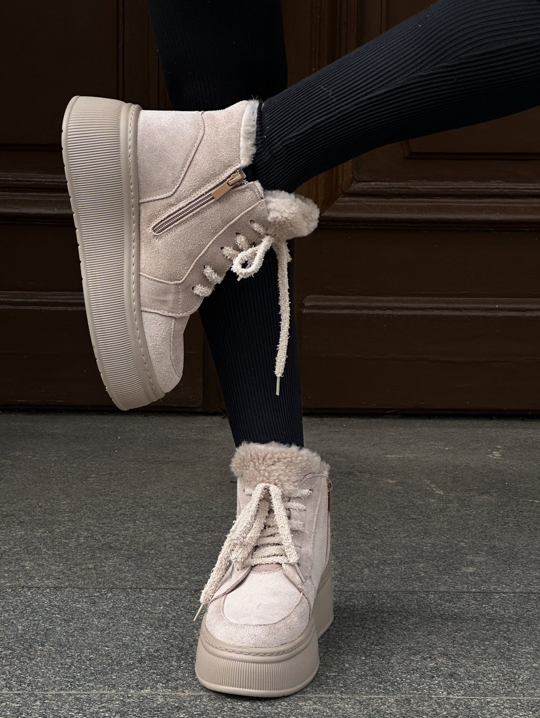 Теплі зимові черевики із замші з махровими шнурками INNOE 777562-1 Бежевий - Купити