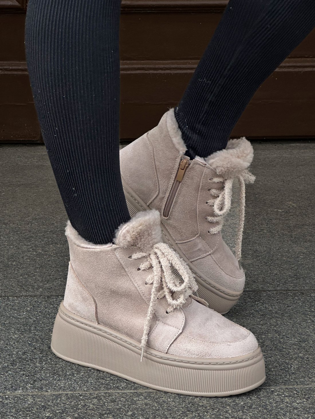 Теплі зимові черевики із замші з махровими шнурками INNOE 777562-1 Бежевий